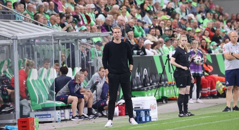 Frauen VfL Wolfsburg vs 1. FC Köln Wolfsburg, 22.09.2024, Fußball, Frauen, Saison 24 25, Google Pixel Bundesliga, 3. Spieltag, VfL Wolfsburg vs 1. FC Köln, Bild zeigt: VfL-Trainer Tommy Stroot Wolfsburg