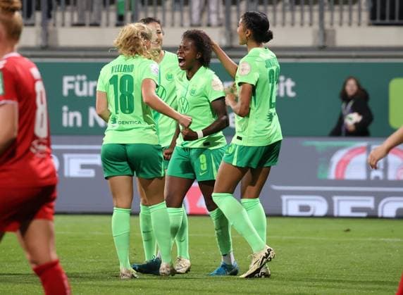 Frauen VfL Wolfsburg vs 1. FC Köln Wolfsburg, 22.09.2024, Fußball, Frauen, Saison 24 25, Google Pixel Bundesliga, 3. Spieltag, VfL Wolfsburg vs 1. FC Köln, Bild zeigt: Jubel über das Tor zum 5:1 für den VfL durch Lineth Beerenstyn (VfL, 9) Wolfsburg