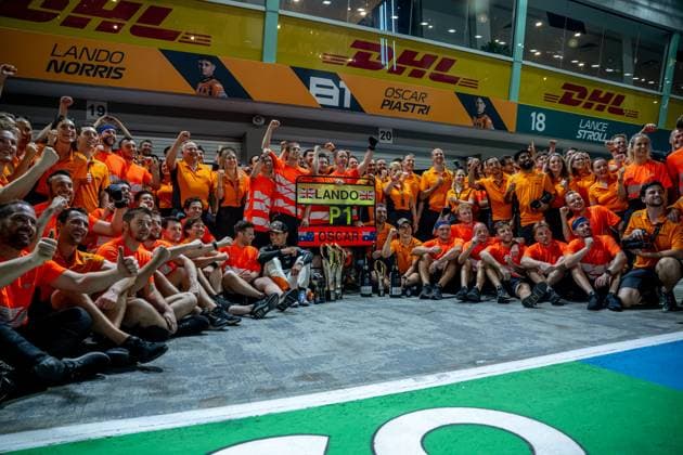 Sport Bilder des Tages MARINA BAY, SINGAPORE: Lando Norris, racing for the McLaren F1 team during the 2024 Formula 1 Singapore Grand Prix at the Marina Bay Street Circuit in Marina Bay, Singapore