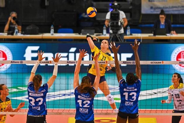 SuperCup Allianz MTV Stuttgart - SSC Palmberg Schwerin 22.09.2024 SuperCup, Super-Cup, Volleyball, Damen, Saison 2024 25, Allianz MTV Stuttgart (in Blau), gegen SSC Palmberg Schwerin (in Gelb), Annegret Hölzig, gegen 13 Krystal Rivers, 12 Lucia Varela Gomez Copyright: xBEAUTIFULxSPORTS TomxBlochx