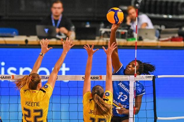 SuperCup Allianz MTV Stuttgart - SSC Palmberg Schwerin 22.09.2024 SuperCup, Super-Cup, Volleyball, Damen, Saison 2024 25, Allianz MTV Stuttgart (in Blau), gegen SSC Palmberg Schwerin (in Gelb), Krystal Rivers, gegen 22 Jaelyn Rose Keene, Copyright: xBEAUTIFULxSPORTS TomxBlochx