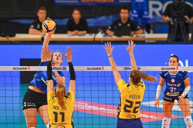 SuperCup Allianz MTV Stuttgart - SSC Palmberg Schwerin 22.09.2024 SuperCup, Super-Cup, Volleyball, Damen, Saison 2024 25, Allianz MTV Stuttgart (in Blau), gegen SSC Palmberg Schwerin (in Gelb), Jolien Knollema gegen 11 Annegret Hölzig, 22 Jaelyn Rose Keene, Copyright: xBEAUTIFULxSPORTS TomxBlochx