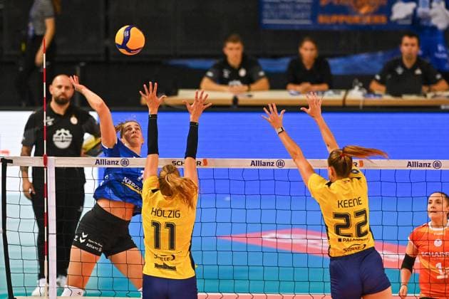 SuperCup Allianz MTV Stuttgart - SSC Palmberg Schwerin 22.09.2024 SuperCup, Super-Cup, Volleyball, Damen, Saison 2024 25, Allianz MTV Stuttgart (in Blau), gegen SSC Palmberg Schwerin (in Gelb), Jolien Knollema gegen 11 Annegret Hölzig und 22 Jaeyln Rose Keene, Copyright: xBEAUTIFULxSPORTS TomxBlochx