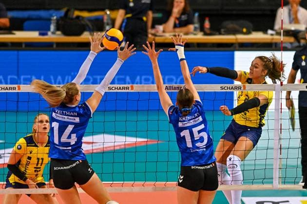 SuperCup Allianz MTV Stuttgart - SSC Palmberg Schwerin 22.09.2024 SuperCup, Super-Cup, Volleyball, Damen, Saison 2024 25, Allianz MTV Stuttgart (in Blau), gegen SSC Palmberg Schwerin (in Gelb), Fleur Savelkoel gegen 15 Charlotte Krenicky, 14 Kelsey Veltman, Copyright: xBEAUTIFULxSPORTS TomxBlochx