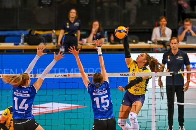 SuperCup Allianz MTV Stuttgart - SSC Palmberg Schwerin 22.09.2024 SuperCup, Super-Cup, Volleyball, Damen, Saison 2024 25, Allianz MTV Stuttgart (in Blau), gegen SSC Palmberg Schwerin (in Gelb), Fleur Savelkoel gegen 15 Charlotte Krenicky, 14 Kelsey Veltman, Copyright: xBEAUTIFULxSPORTS TomxBlochx
