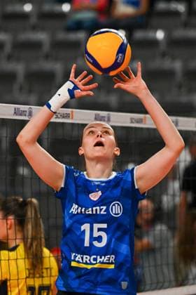 SuperCup Allianz MTV Stuttgart - SSC Palmberg Schwerin 22.09.2024 SuperCup, Super-Cup, Volleyball, Damen, Saison 2024 25, Allianz MTV Stuttgart (in Blau), gegen SSC Palmberg Schwerin (in Gelb), Charlotte Krenicky, Copyright: xBEAUTIFULxSPORTS TomxBlochx