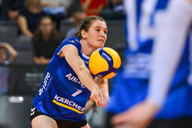 SuperCup Allianz MTV Stuttgart - SSC Palmberg Schwerin 22.09.2024 SuperCup, Super-Cup, Volleyball, Damen, Saison 2024 25, Allianz MTV Stuttgart (in Blau), gegen SSC Palmberg Schwerin (in Gelb), Madelyn Robinson, Copyright: xBEAUTIFULxSPORTS TomxBlochx