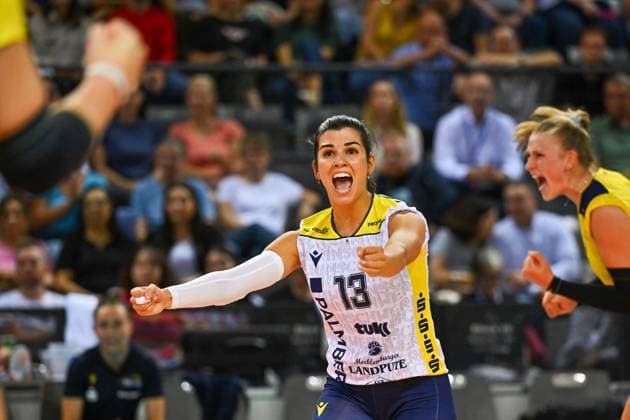SuperCup Allianz MTV Stuttgart - SSC Palmberg Schwerin 22.09.2024 SuperCup, Super-Cup, Volleyball, Damen, Saison 2024 25, Allianz MTV Stuttgart (in Blau), gegen SSC Palmberg Schwerin (in Gelb), Patricia Llabres Herrera, Copyright: xBEAUTIFULxSPORTS TomxBlochx