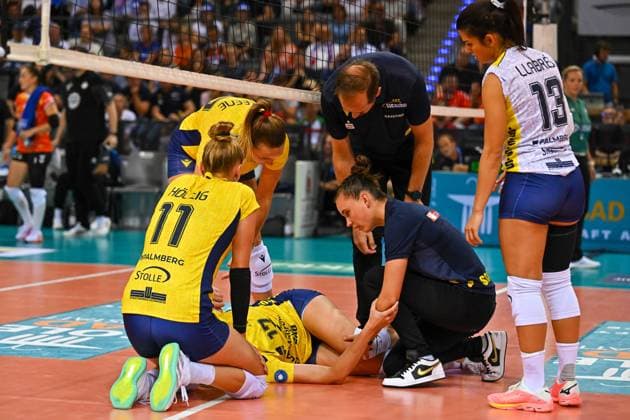 SuperCup Allianz MTV Stuttgart - SSC Palmberg Schwerin 22.09.2024 SuperCup, Super-Cup, Volleyball, Damen, Saison 2024 25, Allianz MTV Stuttgart (in Blau), gegen SSC Palmberg Schwerin (in Gelb), Vedrana Jaksetic 17 unten, verdrehtes Knie, Copyright: xBEAUTIFULxSPORTS TomxBlochx