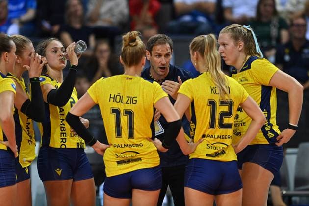 SuperCup Allianz MTV Stuttgart - SSC Palmberg Schwerin 22.09.2024 SuperCup, Super-Cup, Volleyball, Damen, Saison 2024 25, Allianz MTV Stuttgart (in Blau), gegen SSC Palmberg Schwerin (in Gelb), Felix Koslowski, Trainer SSC Copyright: xBEAUTIFULxSPORTS TomxBlochx