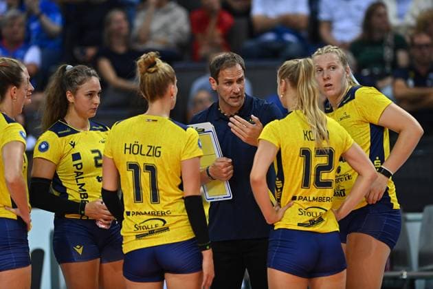 SuperCup Allianz MTV Stuttgart - SSC Palmberg Schwerin 22.09.2024 SuperCup, Super-Cup, Volleyball, Damen, Saison 2024 25, Allianz MTV Stuttgart (in Blau), gegen SSC Palmberg Schwerin (in Gelb), Felix Koslowski, Trainer SSC Copyright: xBEAUTIFULxSPORTS TomxBlochx