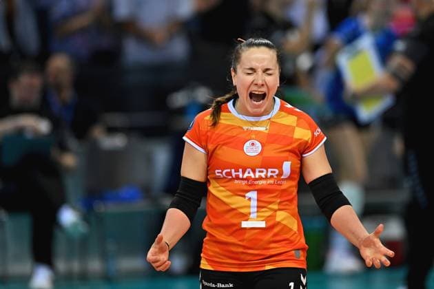 SuperCup Allianz MTV Stuttgart - SSC Palmberg Schwerin 22.09.2024 SuperCup, Super-Cup, Volleyball, Damen, Saison 2024 25, Allianz MTV Stuttgart (in Blau), gegen SSC Palmberg Schwerin (in Gelb), Roosa Koskelo, Libero Stuttgart, Copyright: xBEAUTIFULxSPORTS TomxBlochx