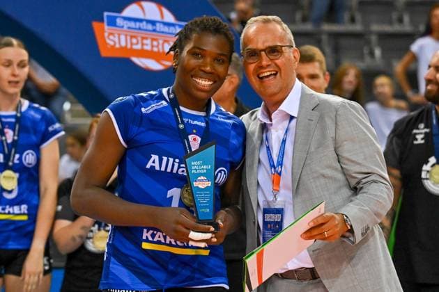 SuperCup Allianz MTV Stuttgart - SSC Palmberg Schwerin 22.09.2024 SuperCup, Super-Cup, Volleyball, Damen, Saison 2024 25, Allianz MTV Stuttgart (in Blau), gegen SSC Palmberg Schwerin (in Gelb), MVP Krystal Rivers links, mit Frank Fischer, Gesellschafter Stuttgart Indoors, Webix, Copyright: xBEAUTIFULxSPORTS TomxBlochx