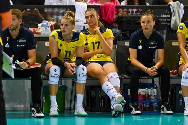 SuperCup Allianz MTV Stuttgart - SSC Palmberg Schwerin 22.09.2024 SuperCup, Super-Cup, Volleyball, Damen, Saison 2024 25, Allianz MTV Stuttgart (in Blau), gegen SSC Palmberg Schwerin (in Gelb), Vedrana Jaksetic mit Eisbeutel 17, links Annegret Hölzig Copyright: xBEAUTIFULxSPORTS TomxBlochx