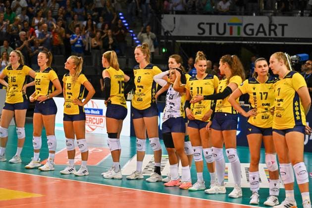 SuperCup Allianz MTV Stuttgart - SSC Palmberg Schwerin 22.09.2024 SuperCup, Super-Cup, Volleyball, Damen, Saison 2024 25, Allianz MTV Stuttgart (in Blau), gegen SSC Palmberg Schwerin (in Gelb), Verlierer Schwerin Copyright: xBEAUTIFULxSPORTS TomxBlochx