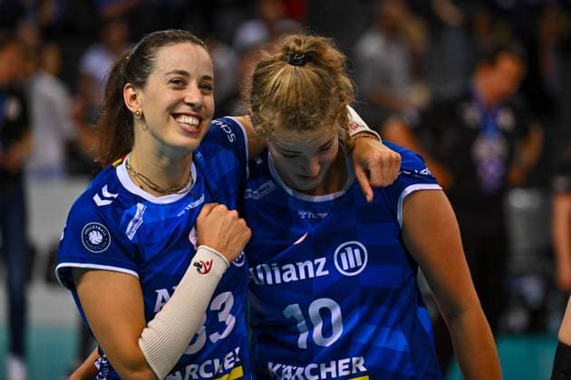 SuperCup Allianz MTV Stuttgart - SSC Palmberg Schwerin 22.09.2024 SuperCup, Super-Cup, Volleyball, Damen, Saison 2024 25, Allianz MTV Stuttgart (in Blau), gegen SSC Palmberg Schwerin (in Gelb), Maria Segura Palleres, links, mit Jolien Knollema, Copyright: xBEAUTIFULxSPORTS TomxBlochx