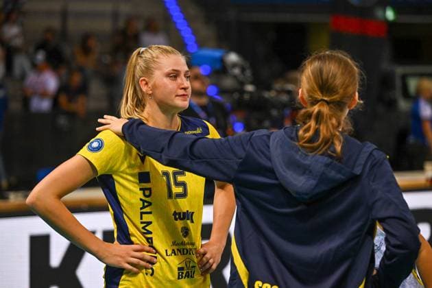 SuperCup Allianz MTV Stuttgart - SSC Palmberg Schwerin 22.09.2024 SuperCup, Super-Cup, Volleyball, Damen, Saison 2024 25, Allianz MTV Stuttgart (in Blau), gegen SSC Palmberg Schwerin (in Gelb), Elles Dambrink wird getröstet, Copyright: xBEAUTIFULxSPORTS TomxBlochx