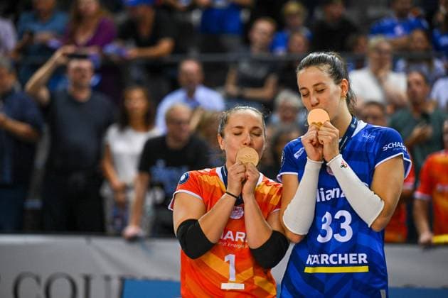 SuperCup Allianz MTV Stuttgart - SSC Palmberg Schwerin 22.09.2024 SuperCup, Super-Cup, Volleyball, Damen, Saison 2024 25, Allianz MTV Stuttgart (in Blau), gegen SSC Palmberg Schwerin (in Gelb), Roosa Koskelo, Libero Stuttgart, rechts Maria Segura Palleres, mit den Medaillen, Copyright: xBEAUTIFULxSPORTS TomxBlochx
