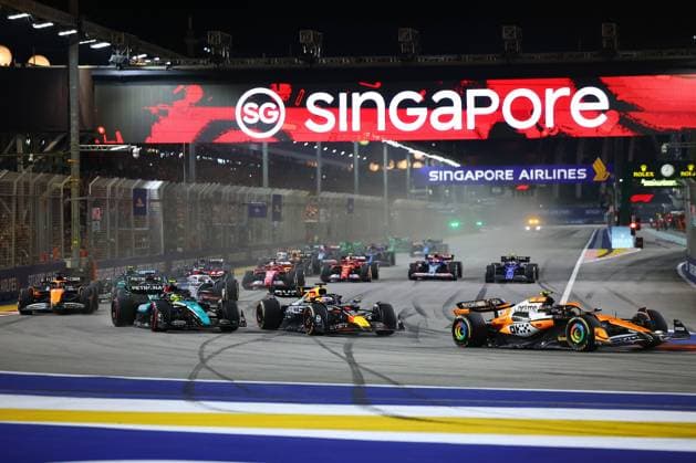 F1 Grand Prix Of Singapore Lando Norris of the United Kingdom and McLaren Formula 1 Team, Max Verstappen of the Netherlands and Red Bull Racing-Honda RBPT, and Lewis Hamilton of the United Kingdom and Mercedes-AMG Petronas F1 Team drive on the opening lap of the F1 Grand Prix of Singapore at Marina Bay Street Circuit in Singapore, Singapore, on September 22, 2024. Singapore Singapore  Copyright: xMorganxHancockx originalFilename:hancock-f1grandp240922_npC9C.jpg