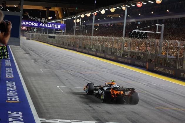 22.09.2024, Marina Bay Street Circuit, Singapore, FORMULA 1 SINGAPORE AIRLINES SINGAPORE GRAND PRIX 2024,im Bild Zieldurchfahrt des Siegers Lando Norris (GBR), McLaren F1 Team Defodi-506_20240922_hbr_0152