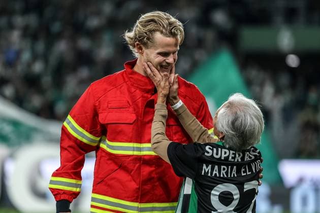 Sport Themen der Woche KW38 Sport Bilder des Tages Lisbon, Portugal, September 22th, 2024: Hjulmand (42 Sporting CP) and a Fan in action during the Liga Portugal game between Sporting CP v Aves Futebol SAD at Estadio Jose Alvalade, Portugal (Joao Bravo SPP)  Copyright: xJoaoxBravoxx xSPPx spp-en-JoBr-JBF-3109