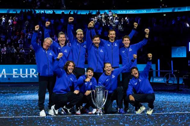 Laver Cup 2024 Berlin - Day 3 BERLIN, GERMANY - SEPTEMBER 22: Carlos Alcaraz, Grigor Dimitrov, Daniil Medvedev, Casper Ruud, Stefanos Tsitsipas, Alexander Zverev, Flavio Cobolli, Jan-Lennard Struff of Team Europe, Bjorn Borg, Captain of Team Europe and Thomas Enqvist, Vice-Captain of Team Europe, celebrate with the Laver Cup trophy after Team Europe win the Laver Cup on day three of the Laver Cup at Uber Arena on September 22, 2024 in Berlin, Germany. (Photo by Francisco Macia Photo Players Images Magara Press) Berlin Uber Arena Germany Copyright: xFranciscoxMaciax