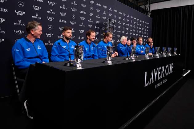 Laver Cup 2024 Berlin - Day 3 BERLIN, GERMANY - SEPTEMBER 22: Carlos Alcaraz, Grigor Dimitrov, Daniil Medvedev, Casper Ruud, Stefanos Tsitsipas, Alexander Zverev, Flavio Cobolli, Jan-Lennard Struff of Team Europe, Bjorn Borg, Captain of Team Europe and Thomas Enqvist, Vice-Captain of Team Europe, atends to media after Team Europe win the Laver Cup on day three of the Laver Cup at Uber Arena on September 22, 2024 in Berlin, Germany. (Photo by Francisco Macia Photo Players Images Magara Press) Berlin Uber Arena Germany Copyright: xFranciscoxMaciax