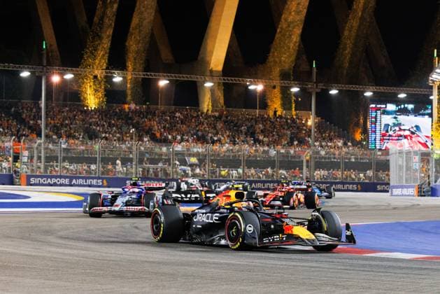 Formula 1, Singapore Grand Prix 2024, Sunday Race in Singapore - 22 Sept 2024 Sergio Perez of Mexico drives the (11) Oracle Red Bull Racing RB20 during the F1 Grand Prix of Singapore at the Marina Bay Street Circuit. Singapore Singapore Copyright: xGeorgexHitchensx xSOPAxImagesx ghsingapore24_race_18
