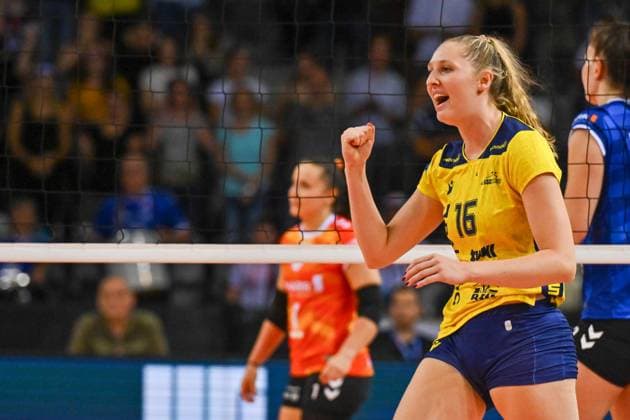 SuperCup Allianz MTV Stuttgart - SSC Palmberg Schwerin 22.09.2024 SuperCup, Super-Cup, Volleyball, Damen, Saison 2024 25, Allianz MTV Stuttgart (in Blau), gegen SSC Palmberg Schwerin (in Gelb), Marie Hänle, Copyright: xBEAUTIFULxSPORTS TomxBlochx