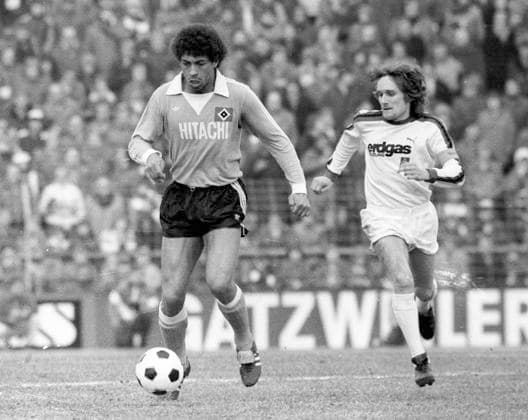 Archivbilder der Woche SPORT KW39 VFL Borussia Mönchengladbach - Hamburger SV 4:3 09.02.1979 William George -Jimmy- Hartwig (HSV) Aktion vor Allan Simonsen (rechts) *** VFL Borussia Mönchengladbach Hamburger SV 4 3 09 02 1979 William George Jimmy Hartwig HSV Action in front of Allan Simonsen right HM