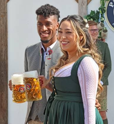 11 Kingsley Coman und Frau Sabrina Duvad, Bier, Bierkrug, Maßkrug, Tracht, Fussball FC Bayern München traditionelle Besuch auf dem Münchner Oktoberfest, Wiesn, Volksfest 22.09.2024 FOTO: Mladen Lackovic LakoPress