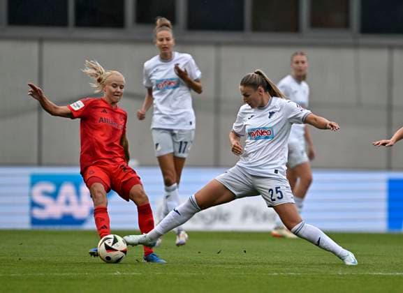23.09.2024, Fussball Google Pixel Frauen-Bundesliga 2024 2025, 3.Spieltag, FC Bayern München - TSG Hoffenheim, am FCB-Campus München. v.l. Pernille Harder (FC Bayern) gegen Melissa Kössler (TSG Hoffenheim).