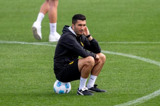 Sport Bilder des Tages 23.09.2024: Fußball: Training von Borussia Dortmund, Saison 2024 2025 auf dem Trainingsgelände in Brackel. Trainer Nuri Sahin sitzt auf einem Fußball. Copyright: xDavidxInderliedx