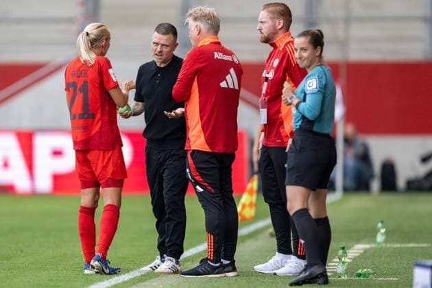 Cheftrainer Alexander Straus (FC Bayern Muenchen Frauen) spricht mit Pernille Harder 21 (FC Bayern Muenchen Frauen), FC Bayern Frauen Muenchen vs. TSG 1899 Hoffenheim, Google Pixel Frauenbundesliga, 3. Spieltag, 23.09.24 DFB regulations prohibit any use of photographs as image sequences and or quasi-video. (kolbert-press) Muenchen Bayern Deutschland