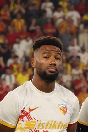 Duckens Nazon of Kayserispor during the Turkish Super League match between Goztepe and Kayserispor at Goztepe Gursel Aksel Stadium on September 23, 2024 in Izmir, Turkey. ( Photo by Seskimphoto ) Izmir Turkey Izmir Turkey Copyright: xSeskimphotox Goztepe-Kayserispor-23924 (56)