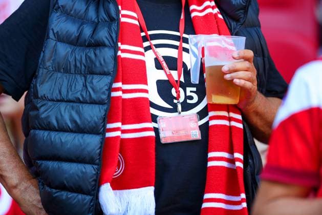 21.09.2024, 2. Fußball Bundesliga, Fortuna Düsseldorf - 1. FC Köln, Merkur Spiel-Arena, Saison 2024 2025: Fortuna-Fan mit Bier Fanschal und Dauerkarte auf der Tribüne DFB regulations prohibit any use of photographs as image sequences and or quasi-video. Nordrhein-Westfalen Deutschland