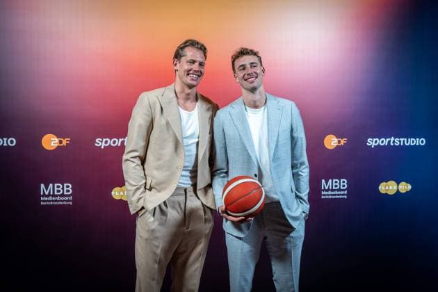 Basketball Berlin 24.09.2024 Premiere der 4-teiligen Doku-Serie von Thomas Pletzinger und Timon Modersohn (beide nicht im Bild) The Wagner Brothers im Kino Colosseum Filmtheater im Prenzlauer Berg Franz Wagner und Moritz Wagner