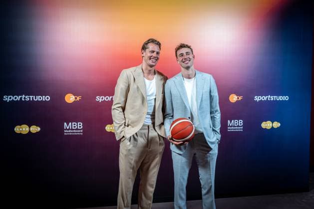 Basketball Berlin 24.09.2024 Premiere der 4-teiligen Doku-Serie von Thomas Pletzinger und Timon Modersohn (beide nicht im Bild) The Wagner Brothers im Kino Colosseum Filmtheater im Prenzlauer Berg Franz Wagner und Moritz Wagner