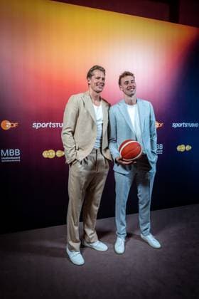 Basketball Berlin 24.09.2024 Premiere der 4-teiligen Doku-Serie von Thomas Pletzinger und Timon Modersohn (beide nicht im Bild) The Wagner Brothers im Kino Colosseum Filmtheater im Prenzlauer Berg Franz Wagner und Moritz Wagner