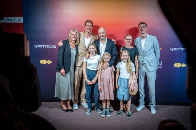Basketball Berlin 24.09.2024 Premiere der 4-teiligen Doku-Serie von Thomas Pletzinger und Timon Modersohn The Wagner Brothers im Kino Colosseum Filmtheater im Prenzlauer Berg Franz Wagner und Moritz Wagner Beate Wagner Thomas Pletzinger Familie