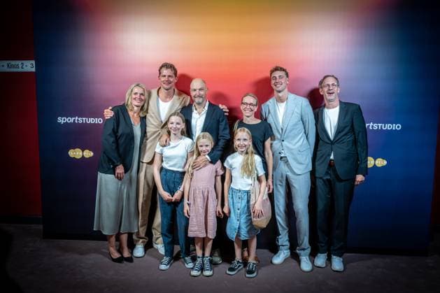 Basketball Berlin 24.09.2024 Premiere der 4-teiligen Doku-Serie von Thomas Pletzinger und Timon Modersohn The Wagner Brothers im Kino Colosseum Filmtheater im Prenzlauer Berg Franz Wagner und Moritz Wagner Beate Wagner (Mutter) und Axel Schulz (Vater) Thomas Pletzinger Familie