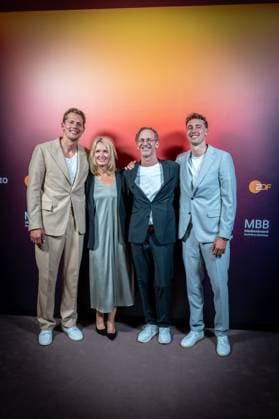 Basketball Berlin 24.09.2024 Premiere der 4-teiligen Doku-Serie von Thomas Pletzinger und Timon Modersohn The Wagner Brothers im Kino Colosseum Filmtheater im Prenzlauer Berg Franz Wagner und Moritz Wagner Beate Wagner (Mutter) und Axel Schulz (Vater)