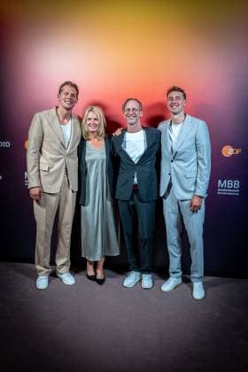 Basketball Berlin 24.09.2024 Premiere der 4-teiligen Doku-Serie von Thomas Pletzinger und Timon Modersohn The Wagner Brothers im Kino Colosseum Filmtheater im Prenzlauer Berg Franz Wagner und Moritz Wagner Beate Wagner (Mutter) und Axel Schulz (Vater)