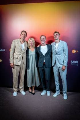 Basketball Berlin 24.09.2024 Premiere der 4-teiligen Doku-Serie von Thomas Pletzinger und Timon Modersohn The Wagner Brothers im Kino Colosseum Filmtheater im Prenzlauer Berg Franz Wagner und Moritz Wagner Beate Wagner (Mutter) und Axel Schulz (Vater)