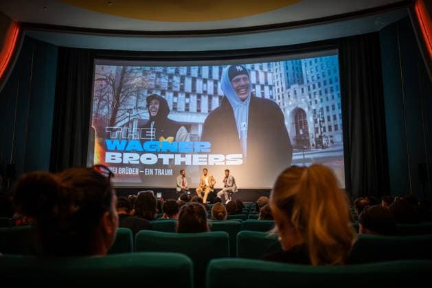 Basketball Berlin 24.09.2024 Premiere der 4-teiligen Doku-Serie von Thomas Pletzinger und Timon Modersohn (beide nicht im Bild) The Wagner Brothers im Kino Colosseum Filmtheater im Prenzlauer Berg Franz Wagner und Moritz Wagner Interview mit Sven Voss nach der Vorstellung