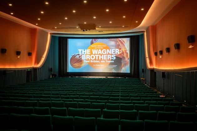 Basketball Berlin 24.09.2024 Premiere der 4-teiligen Doku-Serie von Thomas Pletzinger und Timon Modersohn (beide nicht im Bild) The Wagner Brothers im Kino Colosseum Filmtheater im Prenzlauer Berg Franz Wagner und Moritz Wagner
