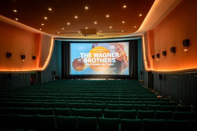 Basketball Berlin 24.09.2024 Premiere der 4-teiligen Doku-Serie von Thomas Pletzinger und Timon Modersohn (beide nicht im Bild) The Wagner Brothers im Kino Colosseum Filmtheater im Prenzlauer Berg Franz Wagner und Moritz Wagner