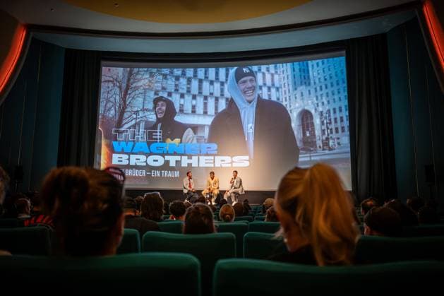 Basketball Berlin 24.09.2024 Premiere der 4-teiligen Doku-Serie von Thomas Pletzinger und Timon Modersohn (beide nicht im Bild) The Wagner Brothers im Kino Colosseum Filmtheater im Prenzlauer Berg Franz Wagner und Moritz Wagner Interview mit Sven Voss nach der Vorstellung