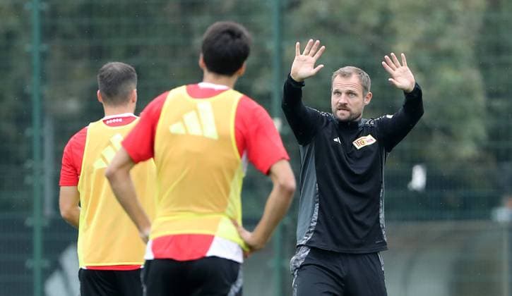 Sport Bilder des Tages Trainer Bo Svensson zeigend, gestikulierend, Ivan Prtajin, Robert Skov Aktion Oberkörper Fußball Fussball Training 1.Bundesliga Herren DFL Saison 2024 2025 24.09.2024 1.FC Union Berlin FCU DFL regulations prohibit any use of photographs as image sequences and or quasi-video.
