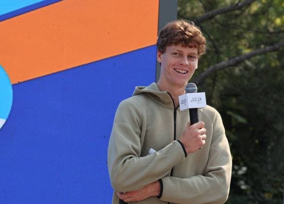 Sport Bilder des Tages (240924) -- BEIJING, Sept. 24, 2024 -- Jannik Sinner of Italy speaks during the men s singles draw at 2024 China Open tennis tournament in Beijing, capital of China, Sept. 24, 2024. ) (SP)CHINA-BEIJING-TENNIS-CHINA OPEN-DRAW (CN) ZhangxChen 